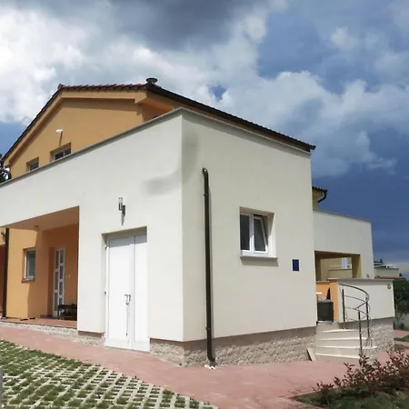 בית נופש Ferienhouse Mit Pool Orange