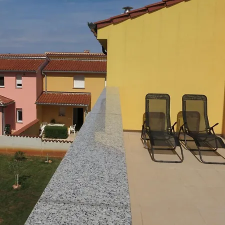 Ferienhouse Mit Pool Orange בית נופש Ližnjan