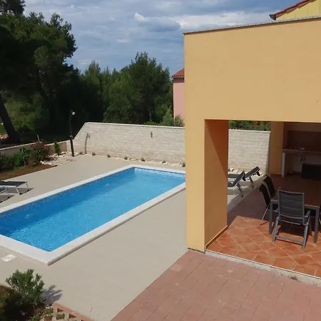 בית נופש Ferienhouse Mit Pool Orange *